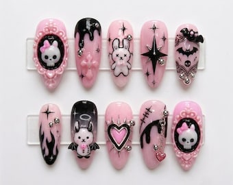 Pastelgoth-pers op nagels met 3D-bedels | Griezelig schattige roze en zwarte Y2K-nepnagels | Vleermuis konijn schedel kawaii grunge | Herbruikbare acrylverf