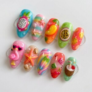 Puede incluir: Un letrero de madera rústico con el texto "Welcome to our home" en un estilo manuscrito. El letrero presenta un acabado envejecido y un diseño simple y acogedor, perfecto para la decoración de la entrada.