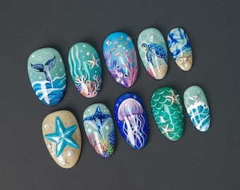 Uñas postizas de océano azul profundo, diseño de ballena, tortuga y medusa pintado a mano, uñas con escenas náuticas, regalo personalizado para vacaciones en la playa.