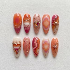 Unghie finte a tema Pride lesbico, nail art personalizzata con bandiera lesbica, unghie per l'orgoglio LGBTQIA+, unghie lunghe a stiletto fatte a mano, set di unghie per il mese del Pride.
