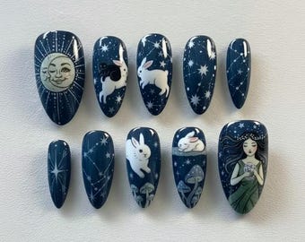 Himmlische Kaninchenpresse auf den Nägeln | Mond und Stern-Marineblaue Nägel | Wunderliche Kaninchen-Pilz-Fake-Nägel | Verträumte Sternennägel