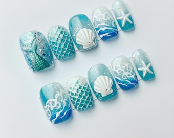 Zeemeermin schelp pers op nagels, blauwe oceaangolf nepnagels zeester, zomer strandvakantie nailart, glitter korte ronde nagelset