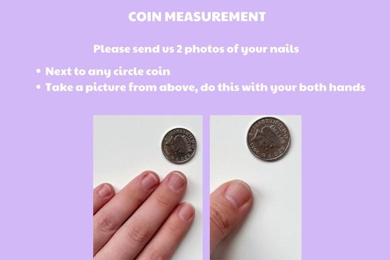 K&ouml;nnte beinhalten: Bild mit dem Text "COIN MEASUREMENT" und Anweisungen zum Fotografieren von N&auml;geln neben einer M&uuml;nze. Zwei M&uuml;nzen sind neben Fingern auf einer wei&szlig;en Oberfl&auml;che abgebildet. Der Hintergrund ist helllila.