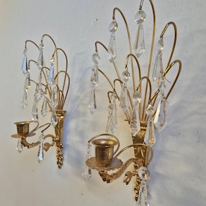 Conjunto de dois castiçais de parede vintage Turun Kristalli em cristal, com acabamento em latão banhado a ouro.