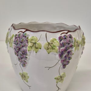 Vintage bloempot alcobaça – handgeschilderd, gewaagd druivenontwerp