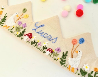 Handgeborduurde linnen babykroon: rekwisieten bos eerste verjaardag