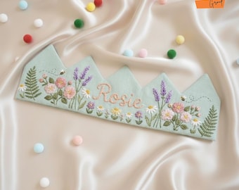 Couronne d'anniversaire en lin personnalisée, chapeau de fête brodé à la main de fleurs sauvages lavande