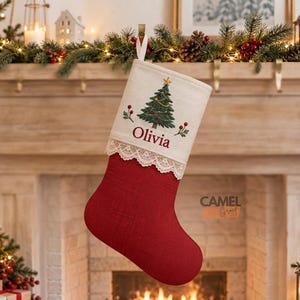 Personalisierter Weihnachtsstrumpf mit Spitzenbesatz, handgenähter Strumpf mit Weihnachtsbaum und Rentier, Familienerbstück