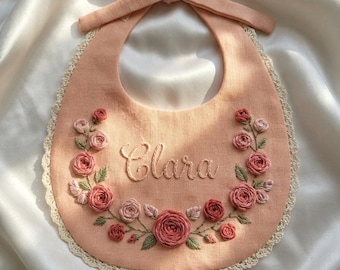 Gepersonaliseerde linnen babyslabbetje, handgeborduurde rozen, bloemenaccessoire met aangepaste naam