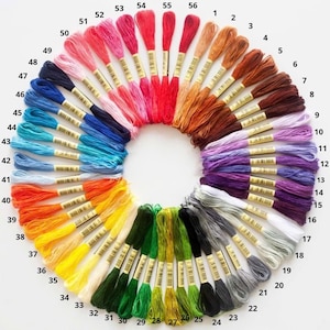 Peut inclure: Une pr&eacute;sentation circulaire de fils &agrave; broder aux couleurs vari&eacute;es. Les fils sont class&eacute;s par couleur, allant des rouges et oranges chauds aux bleus et verts froids, chaque couleur &eacute;tant num&eacute;rot&eacute;e. Id&eacute;al pour les projets d'artisanat.