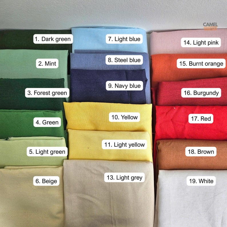 Peut inclure: Une collection d'&eacute;chantillons de tissu pli&eacute;s de diff&eacute;rentes couleurs, notamment vert fonc&eacute;, bleu clair, bleu acier, bleu marine, jaune, jaune clair, gris clair, rose clair, orange br&ucirc;l&eacute;, bordeaux, rouge, marron et blanc. Chaque &eacute;chantillon est &eacute;tiquet&eacute;.
