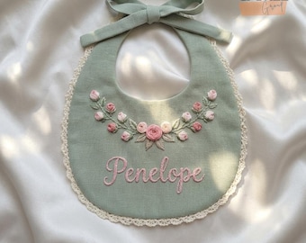 Gepersonaliseerde handgeborduurde linnen babyslabbetje, roze bloemenaandenken, cadeau pasgeborene