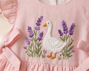 Gepersonaliseerde linnen jurk babymeisje, handgeborduurde jurk gans en lavendel, aangepaste naam peuteroutfit