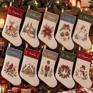 Op de afbeelding: Tien gepersonaliseerde kerstsokken van lichtgekleurde stof met geborduurde boorden. Elke sok heeft unieke kerstontwerpen, waaronder een hert, kerk, kerstster, kerstballen, engel, vogels, huis, notenkraker, krans en een sneeuwpop.