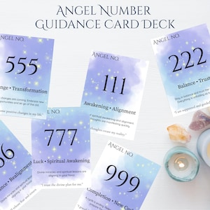 Puede incluir: Una baraja de cartas de guía de números angélicos con un fondo de acuarela en tonos azules y morados. Cada carta presenta un número diferente, como 555, 111, 777, 999 y 222, con palabras clave y afirmaciones.
