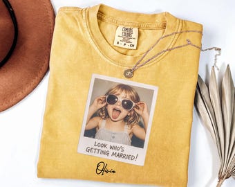 Camiseta Comfort Colors® "Mira quién se casa", regalo personalizado para despedida de soltera con foto.