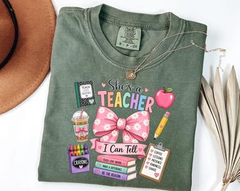 Camiseta Comfort Colors® "Ella es maestra, se nota", camiseta divertida para material escolar