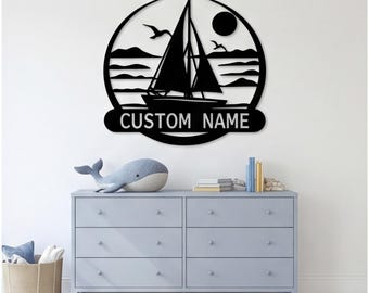 Decorazione da parete per casa al mare, regalo nautico per lui, targa personalizzata con nome a forma di barca a vela, opera d'arte in metallo personalizzata a tema costiero, targa rustica con oceano