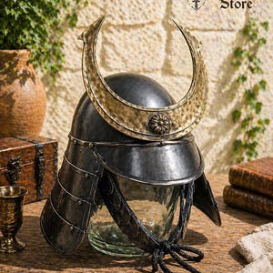Samuraj Kabuto-hjälm med gyllene halvmånevapen | Bärbar japansk krigarhjälm | Medeltida rustningsdekor | Cosplay-återskapande gåva