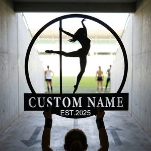 以下が含まれることがあります： 手作りの木製サインで、遊び心のあるフォントで「Welcome」と書かれています。 サインは、使い古された白い背景と濃い茶色のフレームが特徴で、玄関や入り口に最適です。