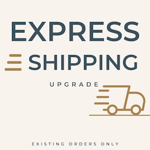 Könnte beinhalten: Ein Grafikdesign auf hellbeigem Hintergrund mit dem dunkelblauen Text EXPRESS SHIPPING, dem Wort UPGRADE in kleineren dunkelblauen Buchstaben und dem Text EXISTING ORDERS ONLY unten. Enthält goldene Symbole für Geschwindigkeitslinien und einen LKW.