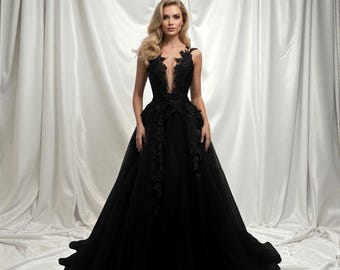 Vestido de noche de tul negro personalizado: escote en V, encaje y apliques de plumas.