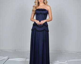 Vestido de fiesta azul marino sin tirantes con cuentas y elegante falda plisada