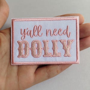 Y'all Need Dolly Patch: Aplique retro divertido