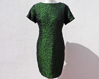Minivestido verde metalizado de estilo vanguardista de los 90