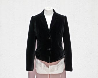 Chaqueta corta vintage de terciopelo negro con flecos de borlas plateadas metalizadas.