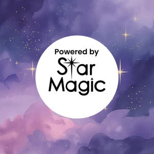 Op de afbeelding: Een digitale afbeelding met een hemels thema. De afbeelding toont een witte cirkel met de woorden "Powered by Star Magic" in zwarte tekst. De achtergrond is een aquarel wassing van paars, roze en blauw met verspreide sterren.