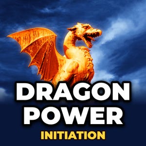 Può includere: Una statua di drago dorato con le ali spiegate su un cielo blu scuro nuvoloso. Sotto il drago, il testo DRAGON POWER è visualizzato in grandi lettere bianche, seguito dalla parola INITIATION in lettere maiuscole gialle più piccole.