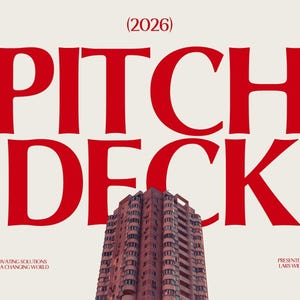 Könnte beinhalten: Werbebild mit den Worten "PITCH DECK" in großen roten Buchstaben. Unter dem Text befindet sich ein hohes Gebäude. Der Text "INNOVATING SOLUTIONS FOR A CHANGING WORLD" und "PRESENTED BY LARS WILSON" sind ebenfalls enthalten.