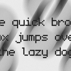 Puede incluir: Un dise&ntilde;o gr&aacute;fico en blanco y negro que presenta el texto pixelado The quick brown fox jumps over the lazy dog. Las letras se presentan en un estilo de fuente digital en bloques sobre un fondo monocrom&aacute;tico suave, borroso y abstracto.