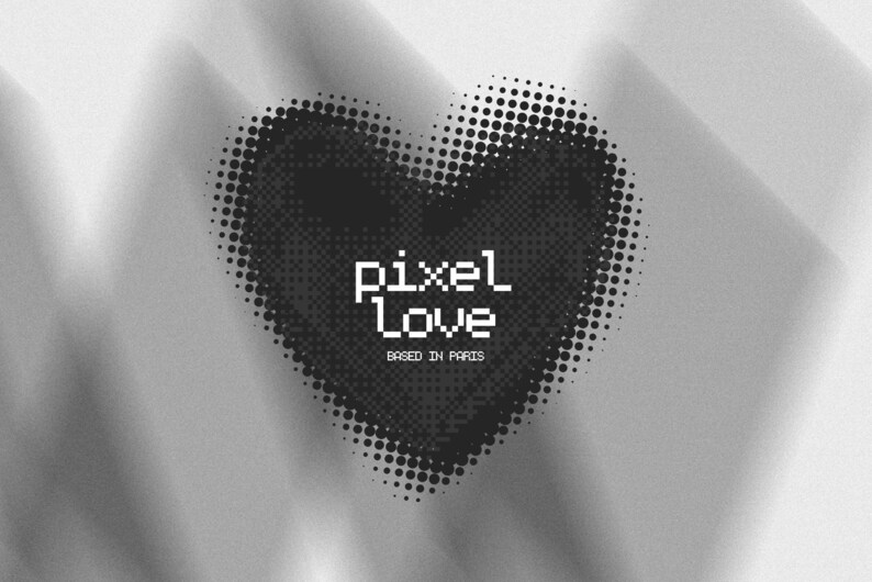 Puede incluir: Una forma de coraz&oacute;n negro compuesta por un patr&oacute;n de puntos de semitono sobre un fondo gris claro. El texto pixel love est&aacute; centrado en una fuente de p&iacute;xeles blanca, con el texto BASED IN PARIS en una fuente blanca m&aacute;s peque&ntilde;a y simple.