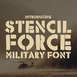 Op de afbeelding: Een digitale afbeelding met de tekst "INTRODUCING STENCIL FORCE MILITARY FONT" in een vetgedrukte, sjabloonachtige letter. Een helikopter tegen een woestijnachtergrond, die een militair thema uitdraagt.