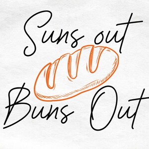 Op de afbeelding: Een witte achtergrond met de tekst "Suns out, Buns Out" in zwart script. Een oranje en bruine illustratie van een brood is in het midden van de afbeelding.