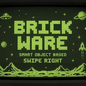 Può includere: Uno schermo digitale con testo pixelato verde chiaro che recita BRICK WARE, SMART OBJECT BASED, SWIPE RIGHT. Il design include elementi spaziali pixelati come un disco volante, un pianeta con anelli, un razzo e un paesaggio lunare.