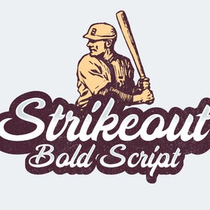 Può includere: Un'illustrazione grafica di un giocatore di baseball che indossa un berretto con la lettera B, tenendo una mazza di legno sopra la spalla. Sotto la figura, il testo Strikeout Bold Script è visualizzato in un carattere corsivo bianco e stilizzato.