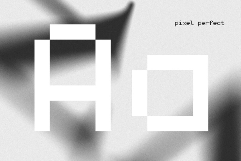 Puede incluir: Un dise&ntilde;o gr&aacute;fico que presenta las letras blancas A y O en bloques con un estilo pixelado. La letra A es alta y rectangular, mientras que la letra O tiene forma cuadrada. El texto pixel perfect est&aacute; impreso en una fuente peque&ntilde;a y negra.