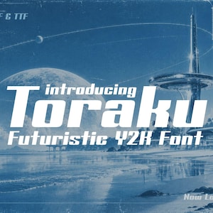 Può includere: Una grafica digitale con il testo introducing Toraku Futuristic Y2K Font in bianco, su un paesaggio costiero dai toni blu con una grande luna, palme e un'alta torre futuristica. L'immagine include il testo OTF & TTF e Now Loading.