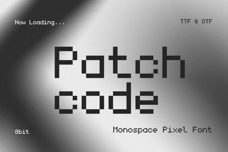 Puede incluir: Un gr&aacute;fico digital que muestra el texto Patch code en una fuente pixelada negra sobre un fondo degradado gris granulado. El texto adicional incluye Now Loading..., TTF & OTF, 8bit y Monospace Pixel Font en una tipograf&iacute;a sans-serif blanca.
