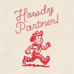 Op de afbeelding: Een rode illustratie van een rennende cowboy met de tekst "Howdy Partner!" erboven. De cowboy draagt een hoed, een halsdoek, een shirt, een broek en laarzen. De achtergrond is crèmekleurig met een gestippelde textuur.