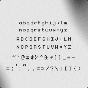 Puede incluir: Una muestra de tipograf&iacute;a digital que presenta un conjunto completo de letras min&uacute;sculas y may&uacute;sculas de la a a la z, junto con una colecci&oacute;n de signos de puntuaci&oacute;n y s&iacute;mbolos, todo en estilo de fuente de p&iacute;xeles negro sobre fondo gris claro.
