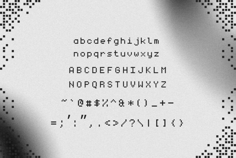 Puede incluir: Una muestra de tipograf&iacute;a digital que presenta un conjunto completo de letras min&uacute;sculas y may&uacute;sculas de la a a la z, junto con una colecci&oacute;n de signos de puntuaci&oacute;n y s&iacute;mbolos, todo en estilo de fuente de p&iacute;xeles negro sobre fondo gris claro.