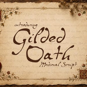 Op de afbeelding: Een stuk verouderd perkamentpapier met de donkerbruine tekst "introducing Gilded Oath Medieval Script" in het midden. Het papier is versierd met bloemrijke randen, een rood waszegel met een lelie en een witte ganzenveer met inkt.
