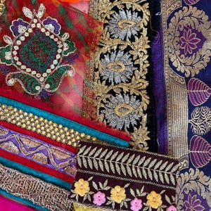 Op de afbeelding: Een textielcollage bestaande uit diverse stroken en lappen stof. Elementen zijn onder meer oranje geborduurd gaas, zwart fluweel met zilverkleurig bloemenborduursel, een donkerblauwe rand met gouden bladpatronen en stroken met gouden lovertjes.