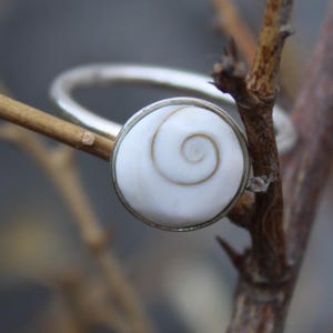 Pierścionek z muszlą z mosiądzu w stylu vintage, oksydowane srebro, kwiatowy motyw, regulowana biżuteria w stylu boho