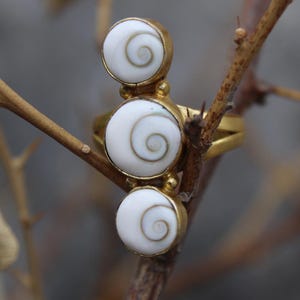 Pierścionek z mosiądzu w stylu vintage z białą muszlą, oksydowany złoty mosiądz, regulowana biżuteria w stylu boho