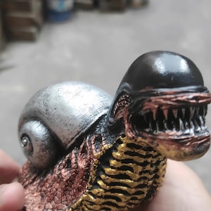 Xenomorphe Schnecke Statue, Sci-Fi Horror Monster Figur, biomechanische Alien-ähnliche Kreatur, Gothic Schreibtisch Dekoration, gruselige Kunst